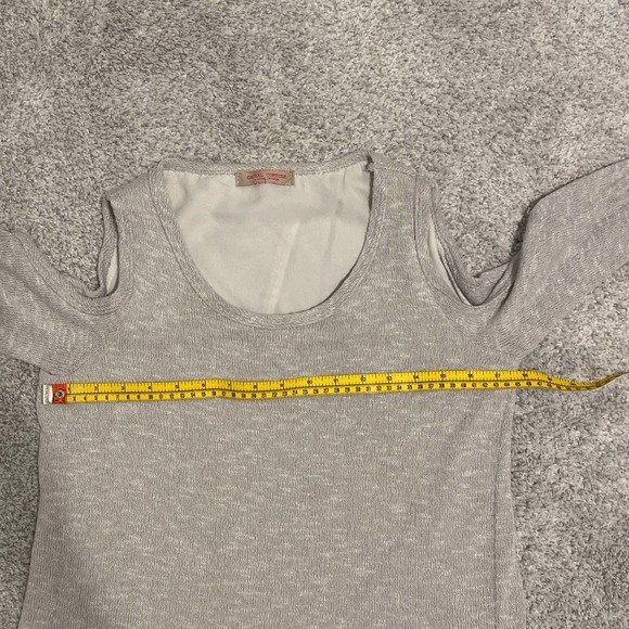 Casual Couture by Green Envelope Cold Shoulder Sweater Size Medium - Picture 6 of 7